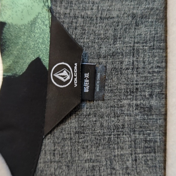 Volcom Hawaiian Shirt - Picture 3 of 3